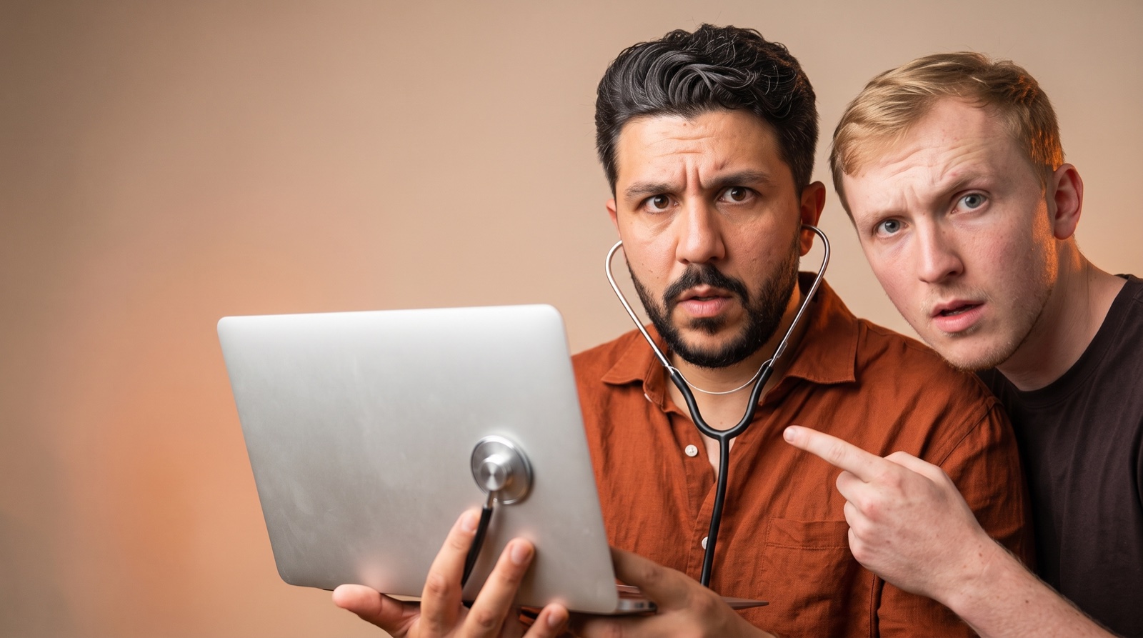 KI-generiertes Bild: Wolkan Yagar hört mit einem Stethoskop einen Laptop ab, Paul Adolphs zeigt darauf. Beide schauen alarmiert in die Kamera.